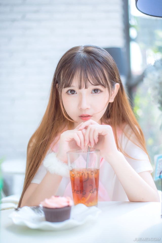 因为陌生，所以勇敢，因为距离，所以美丽。